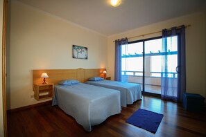 Familienapartment, 3 Schlafzimmer, Balkon, Meerblick | 4 Schlafzimmer, Verdunkelungsvorhänge, schallisolierte Zimmer