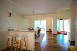 Appartement Familial, 3 chambres, balcon, vue mer | Coin séjour | Télévision à écran plat, cheminée