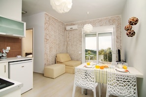 Apartment, 2 Bedrooms, Pool Access, Sea View | Living area