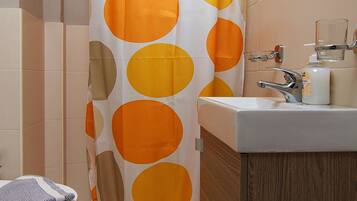 Apartment, 2 Bedrooms, Pool Access, Sea View | Bathroom