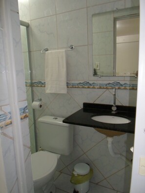 Shower, towels - Pousada Zumbi dos Palmares (Salvador)