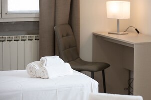 Escritorio, wifi gratis, ropa de cama y acceso para silla de ruedas 