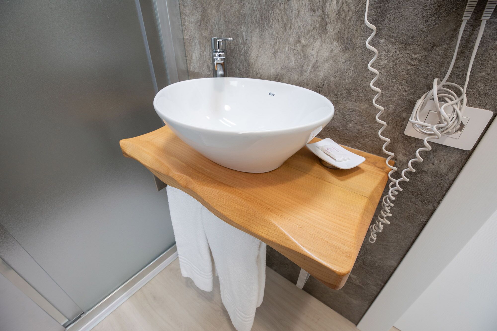 triple room | bathroom | shower, free toiletries, hair dryer, bidet