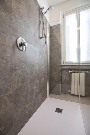 Chambre triple | Salle de bain | Douche, articles de toilette (gratuits), séchoir à cheveux, bidet