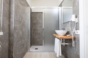 Triple Room | Bathroom | Shower, free toiletries, hair dryer, bidet - Hotel Dell'Angelo (Predore)