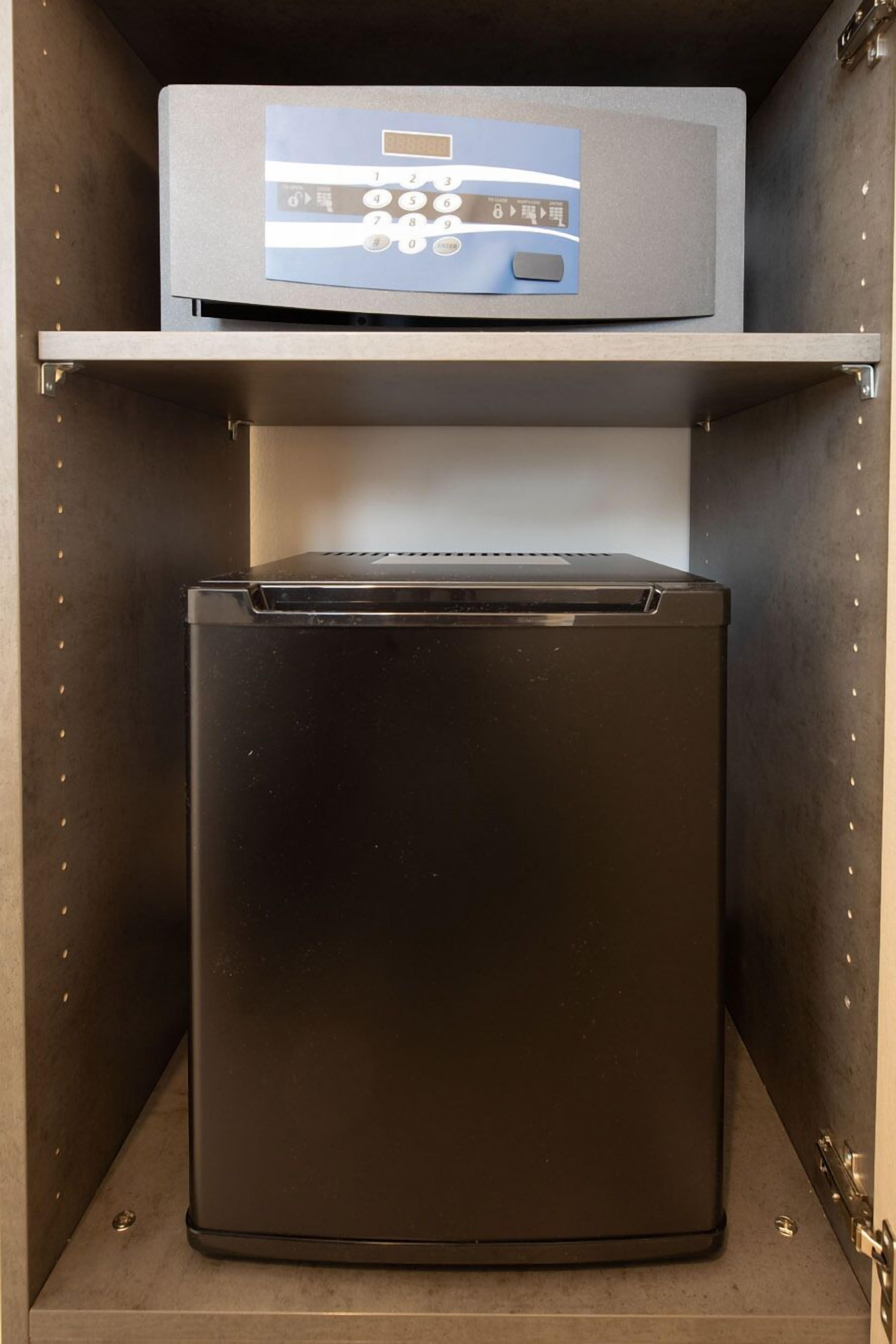 quadruple room | minibar