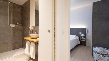Quadruple Room | Bathroom | Shower, free toiletries, hair dryer, bidet