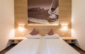 Double Room | Premium bedding, minibar, in-room safe, desk - Anewandter Historic Hotel (Gais)