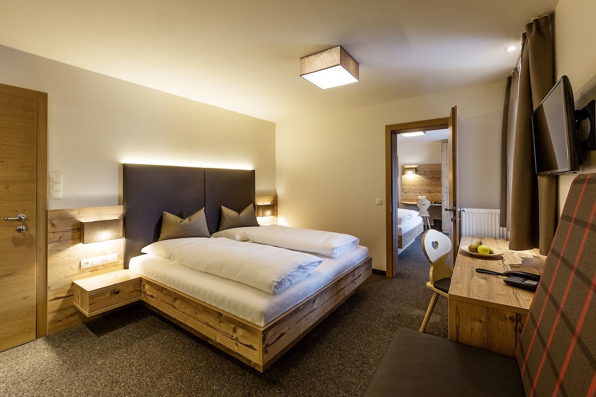 Familiekamer, 2 slaapkamers | Luxe beddengoed, een minibar, een kluis op de kamer, een bureau