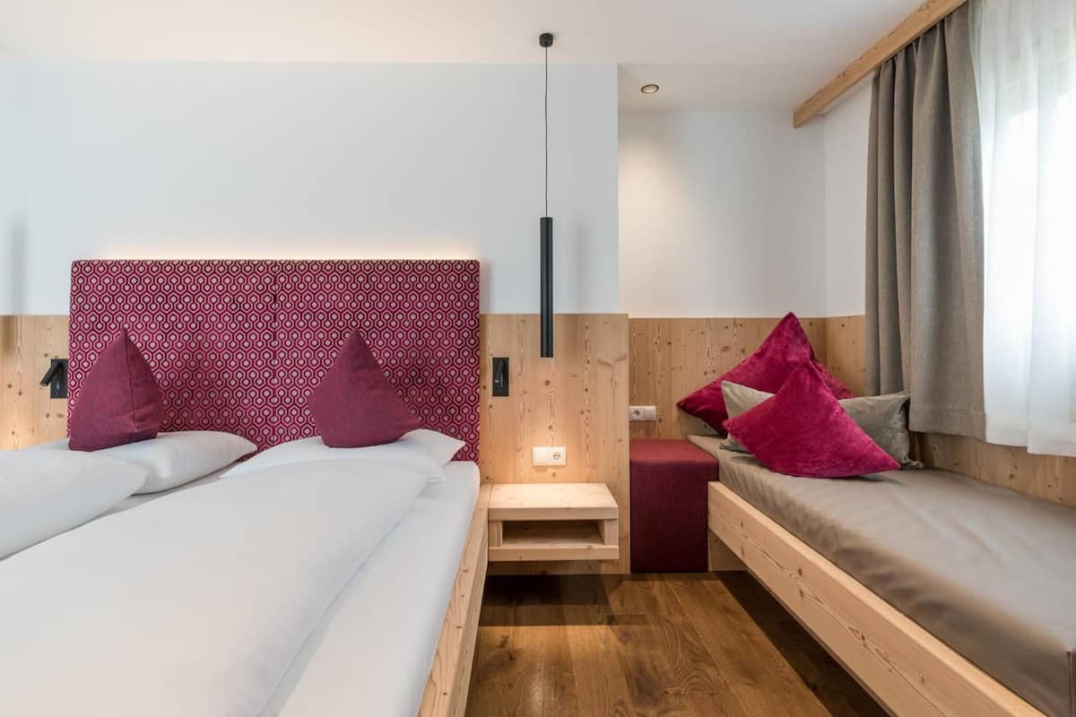 Suite | Luxe beddengoed, een minibar, een kluis op de kamer, een bureau