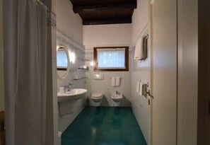 Camera doppia, 1 letto queen, vista giardino | Bagno | Doccia, set di cortesia gratuito, asciugacapelli, bidet