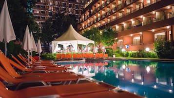Piscina externa, guarda-sóis, espreguiçadeiras