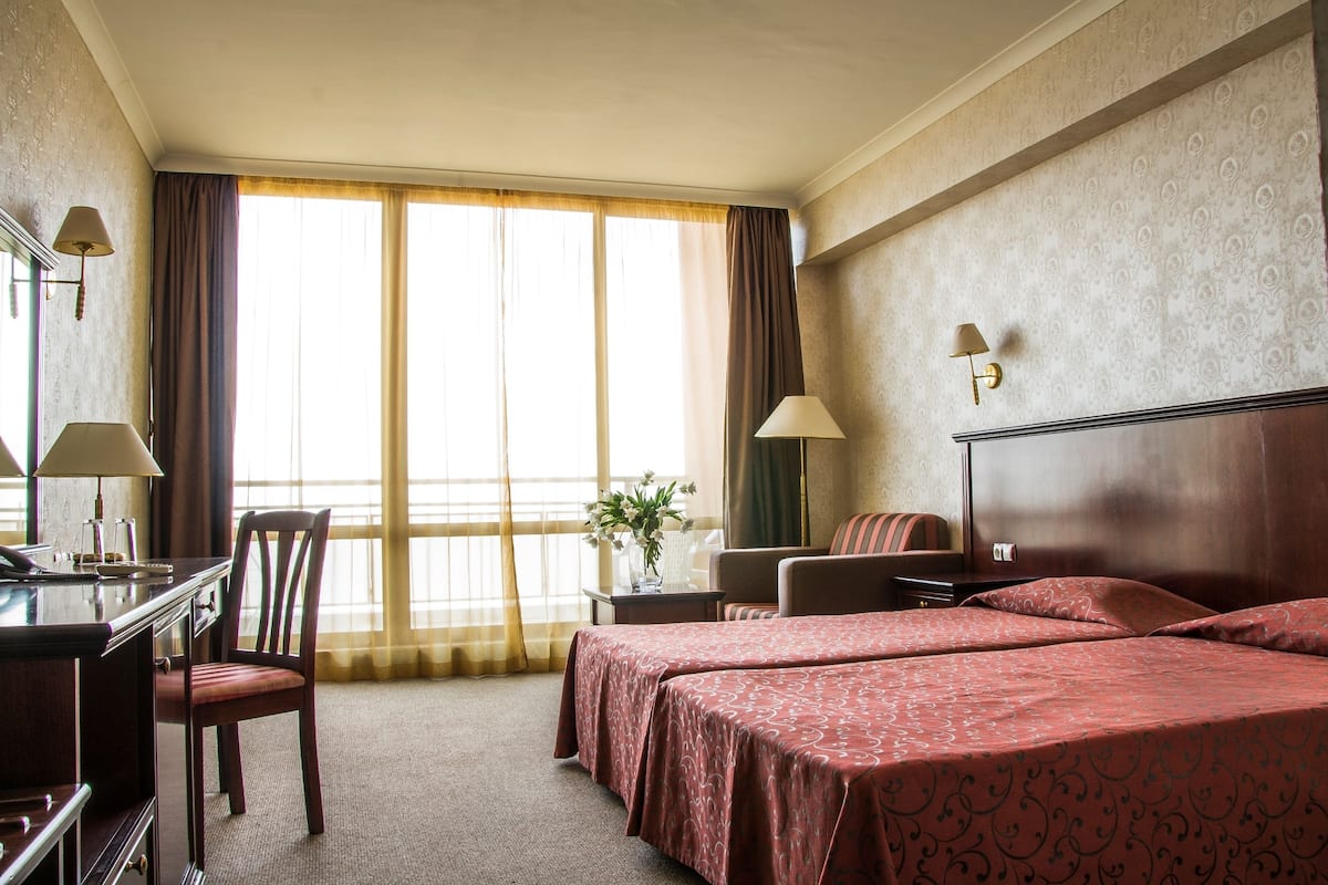 Free cribs/infant beds, WiFi