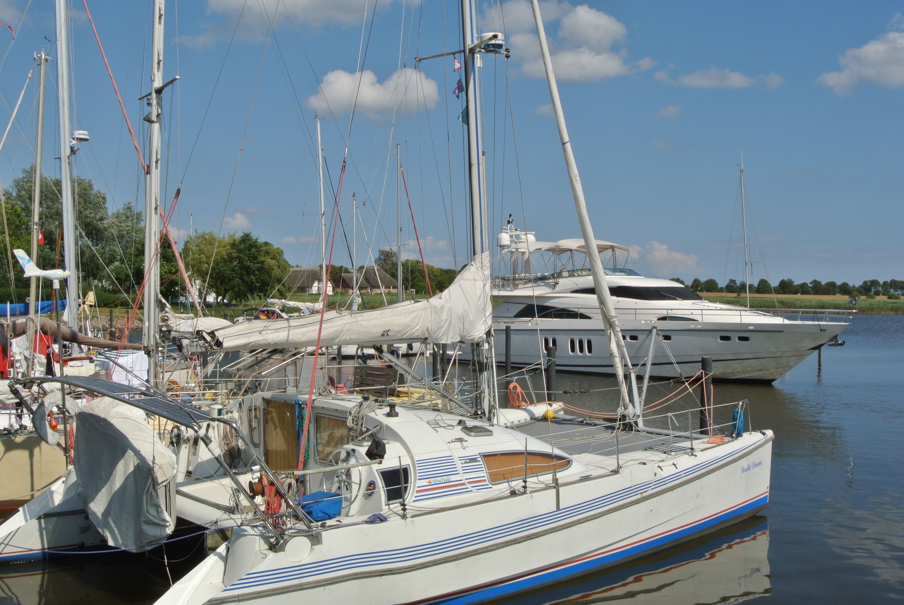 Een jachthaven met verschillende zeilboten afgemeerd.