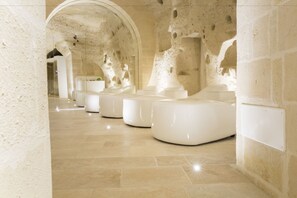 Hot tub, Turkish bath/hammam, 2 treatment rooms, massages