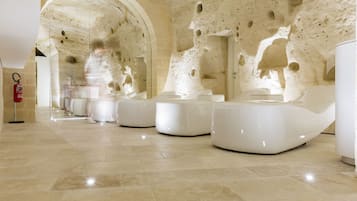 Una bañera de hidromasaje, baño turco/hammam, 2 salas de tratamiento