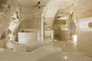 Tina de hidromasaje, baño turco o hammam y 2 salas de tratamiento 