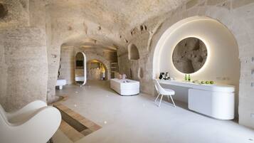 高級寝具、ミニバー、セーフティボックス (室内)、客室ごとに異なる装飾