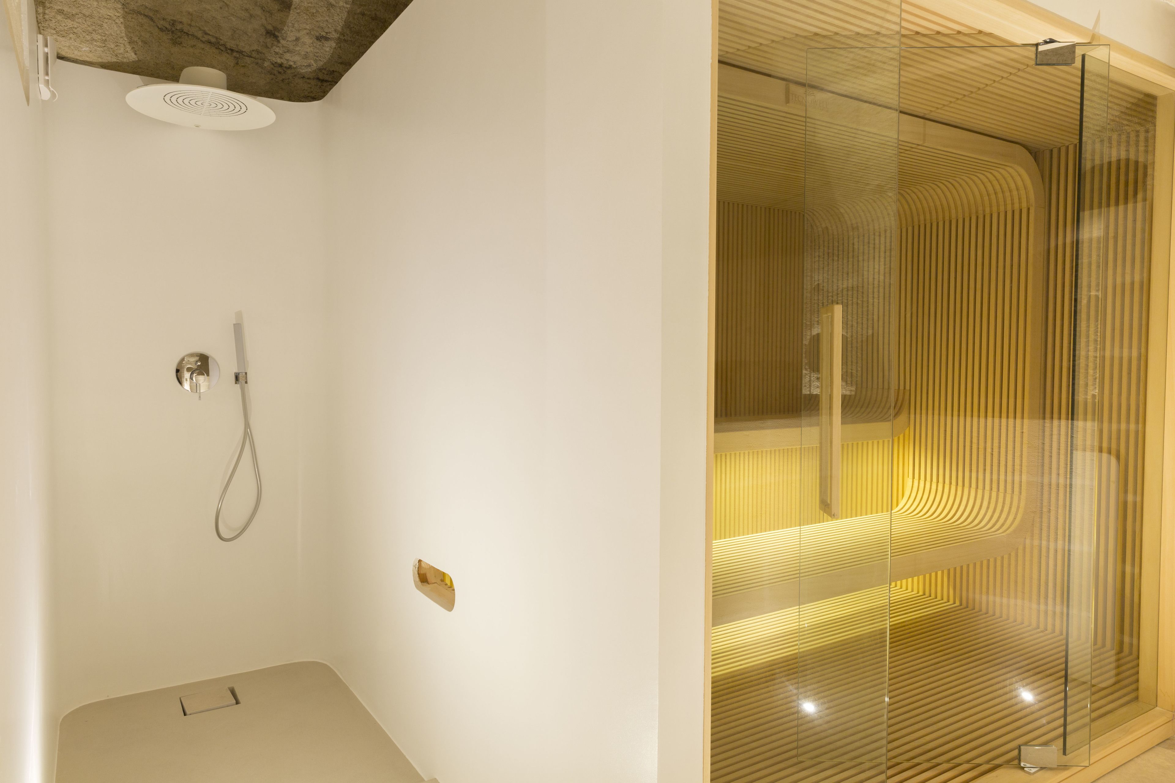 hot tub, turkish bath/hammam, 2 treatment rooms, massages