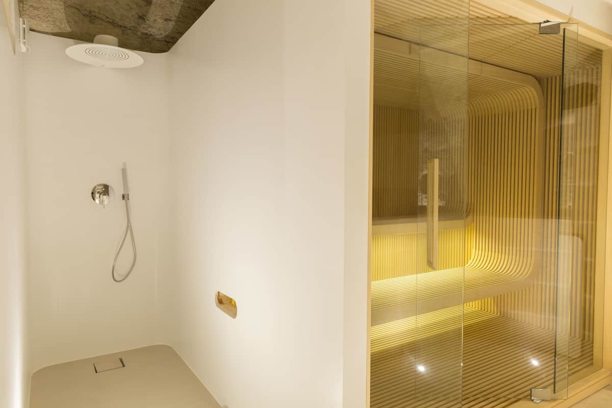 hot tub, turkish bath/hammam, 2 treatment rooms, massages