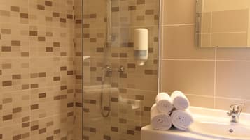 Kamer, 1 twee- of 2 eenpersoonsbedden | Badkamer | Een douche, gratis toiletartikelen, een haardroger, handdoeken