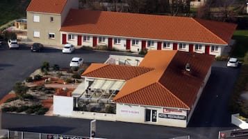 Un hotel de techo rojo, con bufé y restaurante.