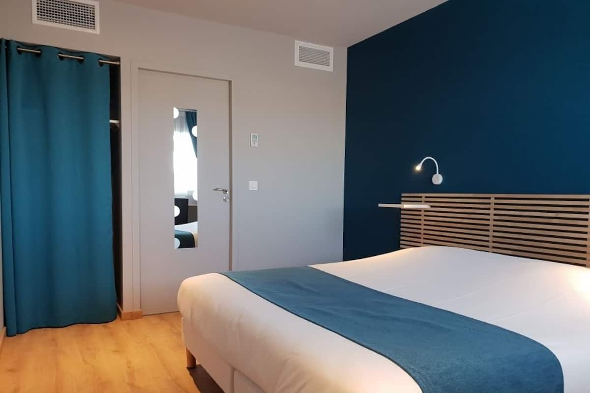 Habitación con 1 cama matrimonial o 2 individuales | Escritorio, cortinas blackout y insonorización