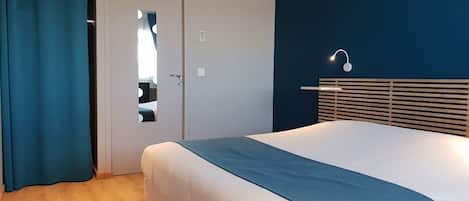 Double or Twin Room | Desk, blackout curtains, soundproofing, iron/ironing board