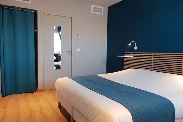 Double or Twin Room | Desk, blackout drapes, soundproofing, iron/ironing board (on request)