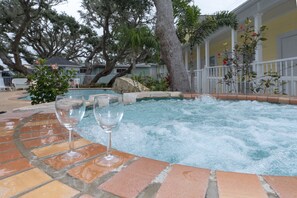 Piscine extérieure, chaises longues