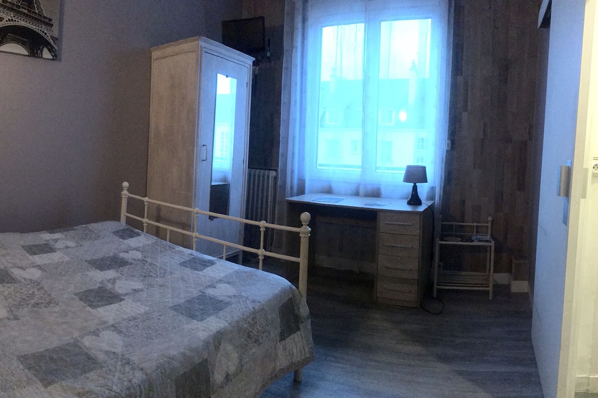 Tweepersoonskamer | Een bureau, verduisterende gordijnen, gratis wifi, beddengoed