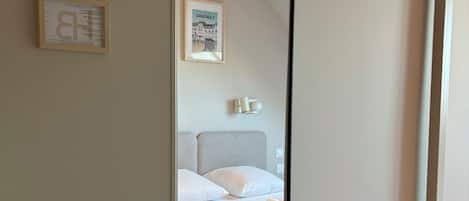 Bureau, rideaux occultants, Wi-Fi gratuit, draps fournis