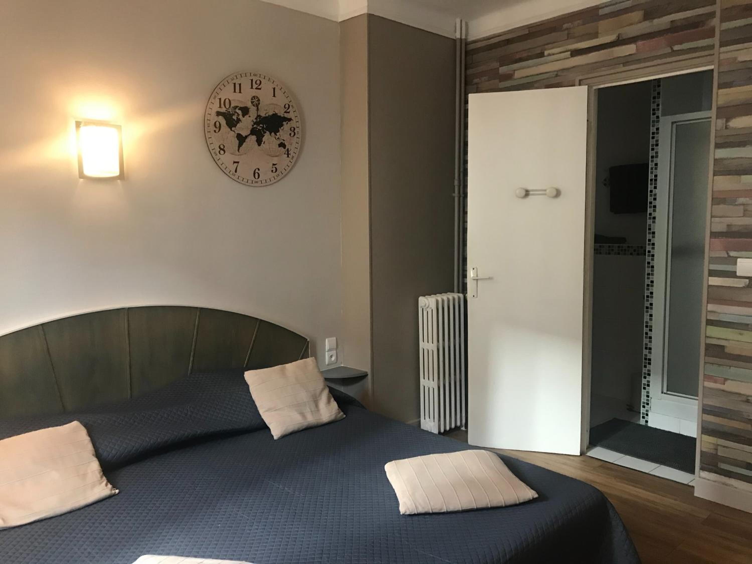 Skrivebord, blendingsgardiner, wi-fi (inkludert) og sengetøy