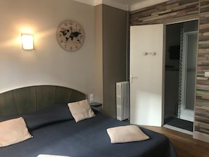 Een bureau, verduisterende gordijnen, gratis wifi, beddengoed