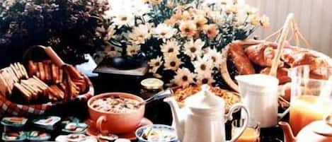 Petit déjeuner buffet (8 EUR par personne)