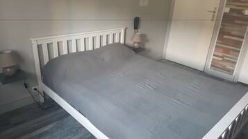 Double Room, Bathtub | Desk, blackout drapes, free WiFi, bed sheets