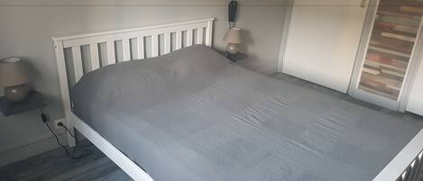 Habitación doble, tina | Escritorio, cortinas blackout, wifi gratis y ropa de cama