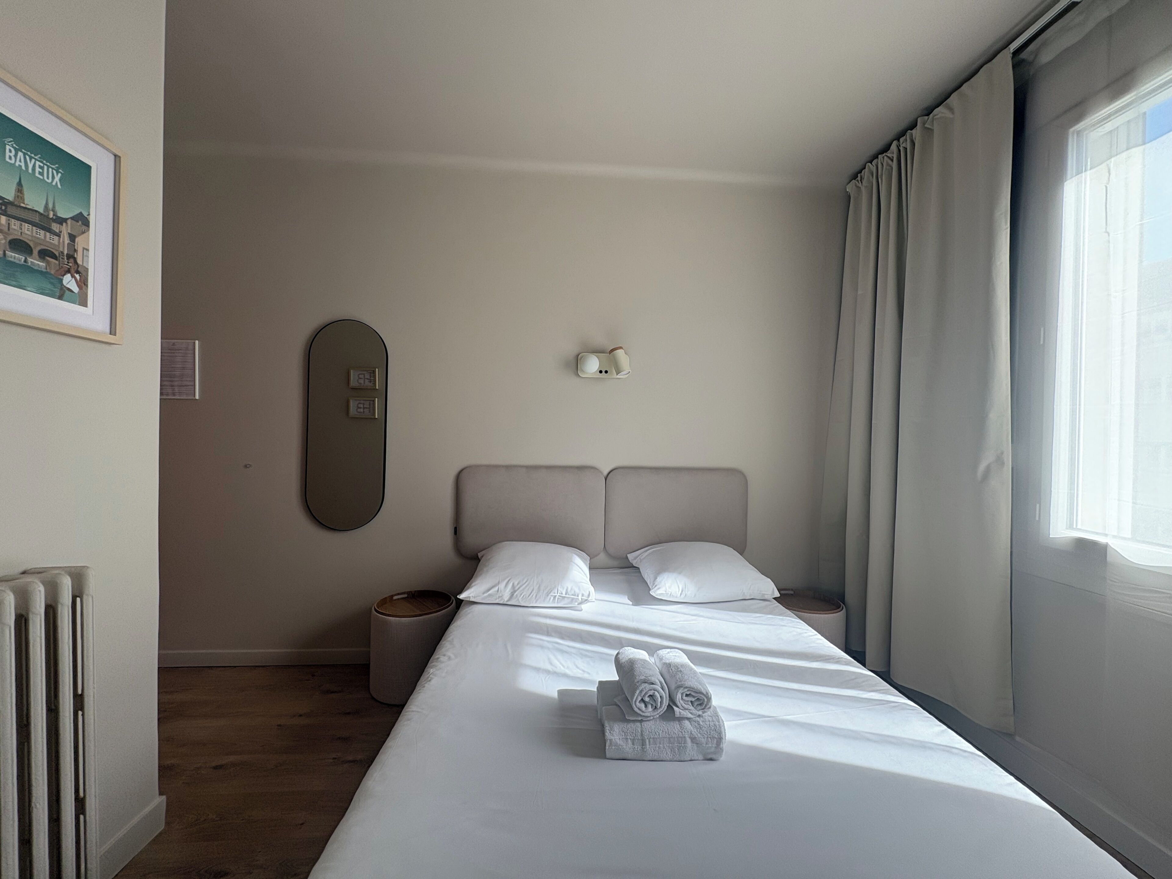 Escriptori, cortines opaques, wifi gratuïta i roba de llit 