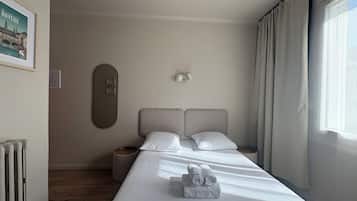 Een bureau, verduisterende gordijnen, gratis wifi, beddengoed