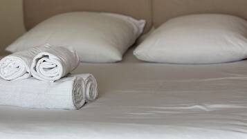 Bureau, rideaux occultants, Wi-Fi gratuit, draps fournis