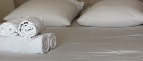 Escritorio, cortinas blackout, wifi gratis y ropa de cama