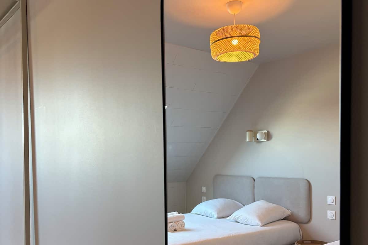 Standard Triple Room with Shower | Desk, blackout drapes, free WiFi, bed sheets