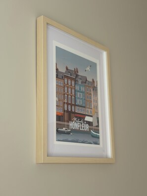 办公桌、遮光窗帘、免费 WiFi、床单