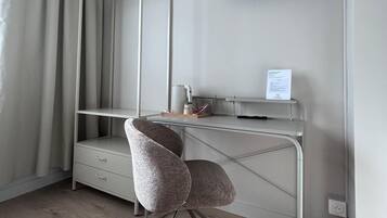 Een bureau, verduisterende gordijnen, gratis wifi, beddengoed