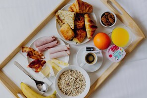 Desk, blackout drapes, free WiFi, bed sheets - Hôtel Bernières (Caen)