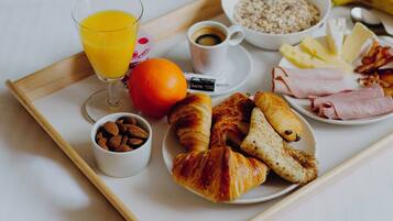 Bữa sáng buffet hàng ngày (14 EUR/mỗi người)