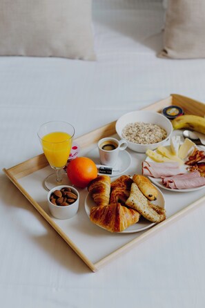Daily buffet breakfast (EUR 14 per person) - Hôtel Bernières (Caen)