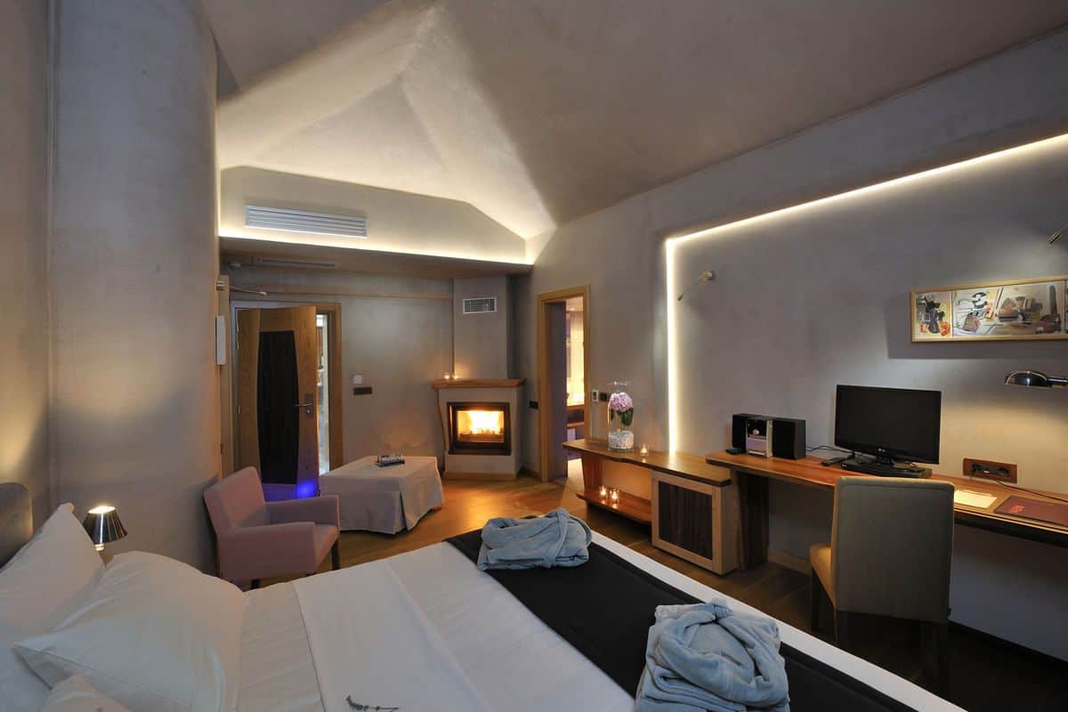 Elegant Suite with Fireplace & View | 迷你吧、房內夾萬、隔音、免費 Wi-Fi
