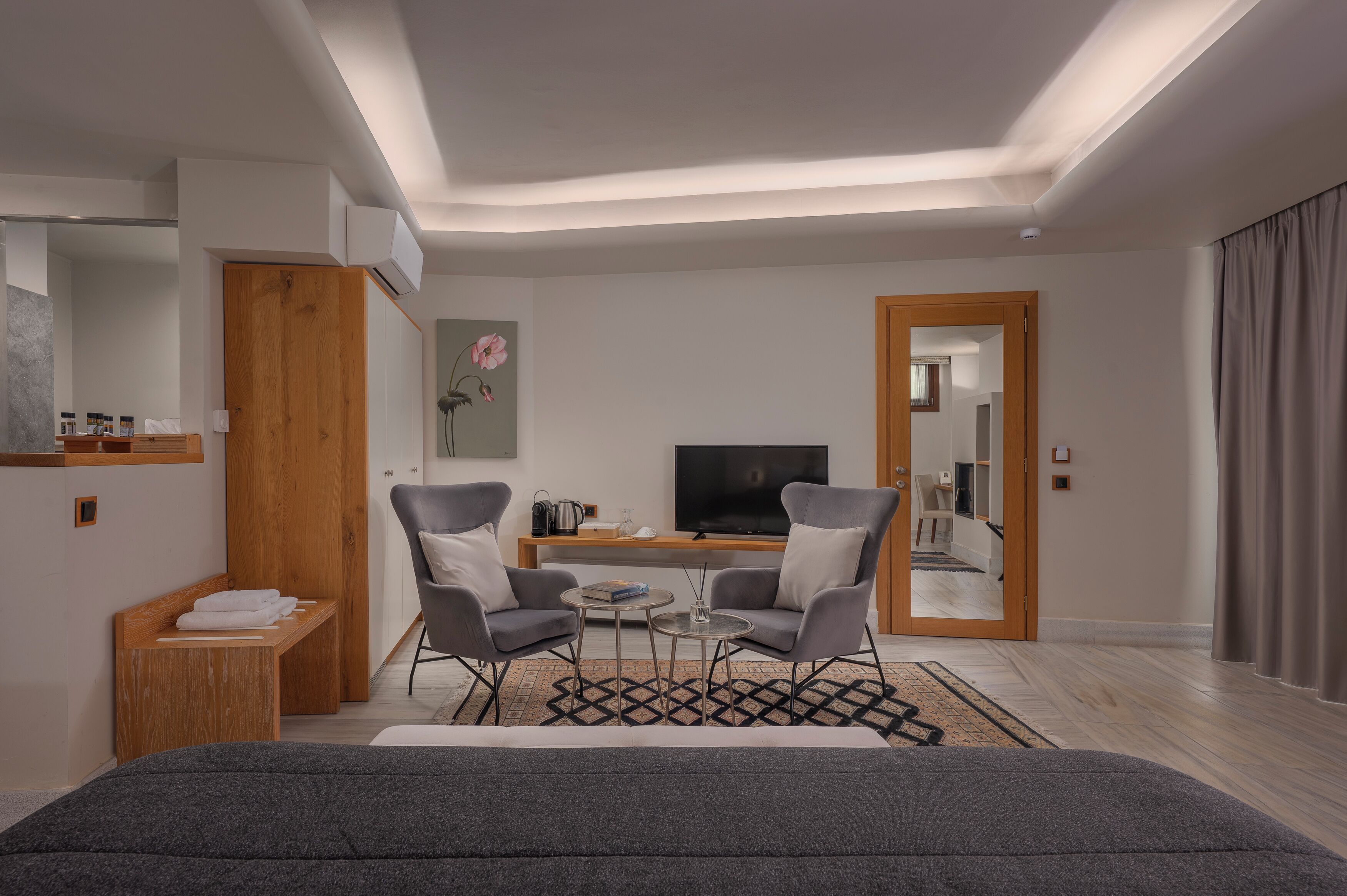 Signature Suite with Indoor Jacuzzi | Minibar, in-room safe, soundproofing, free WiFi