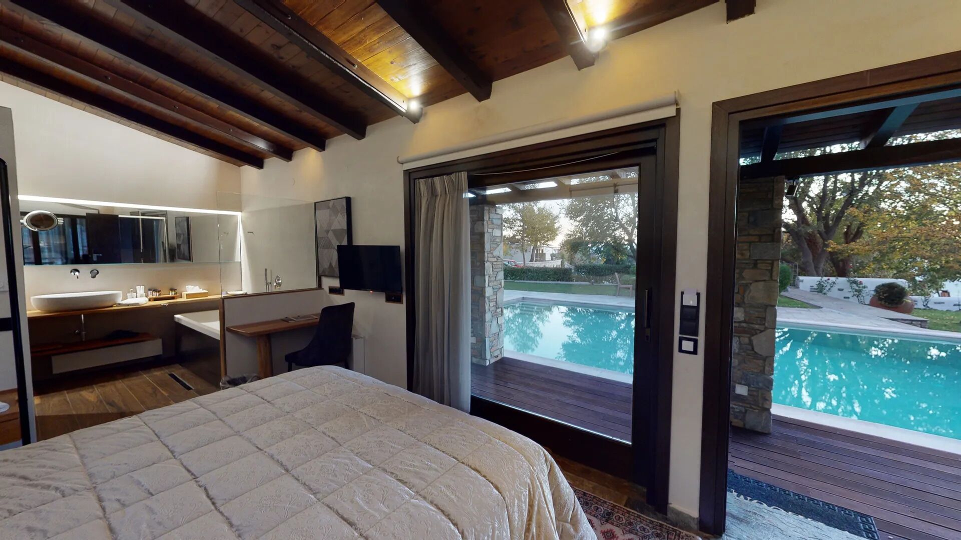 Executive Suite with Private Pool | Minibar, in-room safe, soundproofing, free WiFi